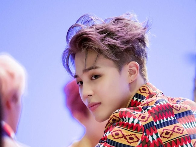 Penggemar BTS tentu tahu berapa banyak Jimin telah berjuang untuk menjaga berat badan yang sehat. Saat ia memulai debutnya pada 2013, Jimin memiliki pipi yang chubby dan berat badannya berfluktuasi. Jimin pernah mengikuti diet ketat yang membuatnya sangat lelah hingga ia pingsan saat latihan menari. Meskipun Jimin sekarang telah mencapai berat badan yang lebih sehat, ia masih sangat memperhatikan apa yang dia makan. Foto: Istimewa