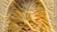 Sosok monster pada spaghetti ini siap menyerang kalau porsi makannya nggak dihabiskan. Wajah seramnya bikin nafsu makan berkurang nggak nih? Foto: Istimewa