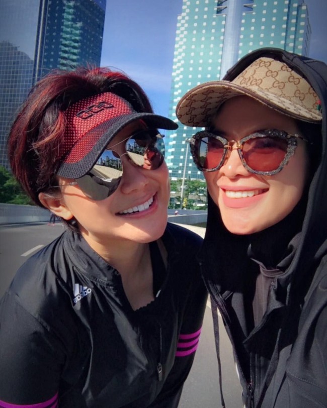 Ia sering terlihat memakai busana dari label Dior dan Balenciaga. Begitupun dengan aksesorinya. Ia kerap tampil memakai topi dari Gucci hingga bros Chanel. Foto: Instagram/sss.suci