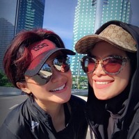 Ia sering terlihat memakai busana dari label Dior dan Balenciaga. Begitupun dengan aksesorinya. Ia kerap tampil memakai topi dari Gucci hingga bros Chanel. Foto: Instagram/sss.suci