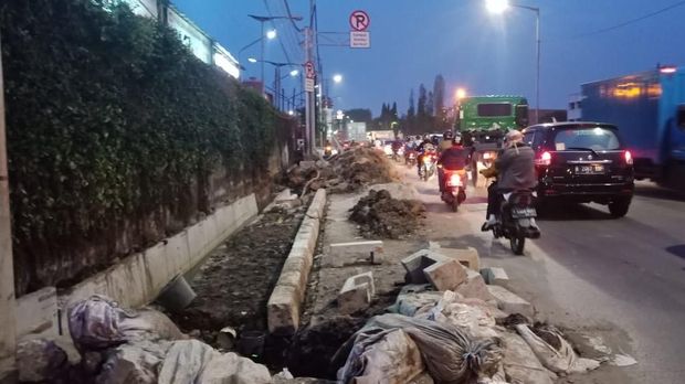 Tanah bekas galian menumpuk di pinggir jalan