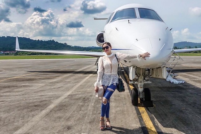 Maia Estianty berpose #ootd sebelum naik pesawat jet pribadi yang kerap dinaikinya untuk berpergian ke berbagai kota di Indonesia. Tampil casual memakai celana ripped jeans, mantan teman duet Mulan Jameela itu melengkapi gayanya dengan denim jean sandal dari Christian Louboutin seharga US$ 559,99 atau sekitar Rp 8,4 juta. Foto: Instagram @ maiaestiantyreal