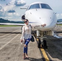 Maia Estianty berpose #ootd sebelum naik pesawat jet pribadi yang kerap dinaikinya untuk berpergian ke berbagai kota di Indonesia. Tampil casual memakai celana ripped jeans, mantan teman duet Mulan Jameela itu melengkapi gayanya dengan denim jean sandal dari Christian Louboutin seharga US$ 559,99 atau sekitar Rp 8,4 juta. Foto: Instagram @ maiaestiantyreal