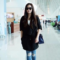 Maia yang juga berbisnis clothing line terlihat memakai busana dari bradnya Kayara by Maia Estianty. Ibu dari Al, El dan Dul ini melengkapi penampilannya dengan sandal wedges dari Hermes seharga US$ 1.182 atau sekitar Rp 17,6 juta. Foto: Instagram @ maiaestiantyreal