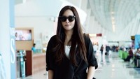 Meski bergaya kasual, Maia Estianty kerap menggunakan tas mahal. Foto: Instagram @ maiaestiantyreal
