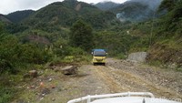 Medan yang parah membuat ia terjungkal di jurang sebanyak 5 kali. Pernah pula ditembak dan dipalak 3 bulan lalu (Masaul/detikTravel) 