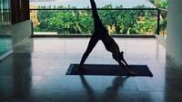 Aku tinju 3-4 kali seminggu. Aku coba mengombinasi dengan apapun yang aku bisa. Aku suka yoga, (tapi) aku melakukannya untuk sebagai peregangan dan mendapatkan ketenangan pikiran. Aku juga melakukan pilates, katanya seperti dikutip dari Vogue. (Foto: Instagram/camilamorrone) 