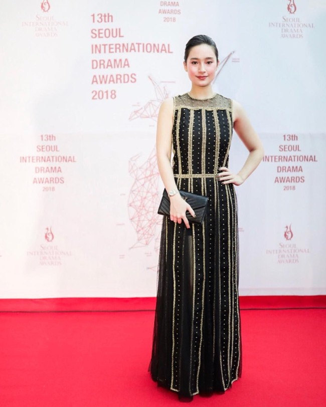 Selain memakai gaun bermotif tenun Sumba karya Biyan, saat menghadiri pembukaan Seoul International Drama Awards 2018, bintang film Ayat - ayat Cinta 2 itu juga sempat mengenakan gaun karya desainer Indonesia lainnya yaitu Sapto Djojokartiko. Foto: Dok. Instagram Tatjana Saphira