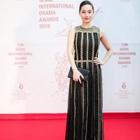 Selain memakai gaun bermotif tenun Sumba karya Biyan, saat menghadiri pembukaan Seoul International Drama Awards 2018, bintang film Ayat - ayat Cinta 2 itu juga sempat mengenakan gaun karya desainer Indonesia lainnya yaitu Sapto Djojokartiko. Foto: Dok. Instagram Tatjana Saphira