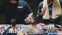 Minum teh manis hangat memang paling enak, jika ditemani berbagai sate angkringan yang gurih. Foto: Instagram @erixsoekamti
