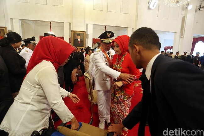 Bukan kali ini saja Bu Cinta memakai warna merah. Saat menyoblos di TPS beberapa waktu lalu, ia memilih pakai jersey merah dipadukan dengan hijab hijau. Foto: Rengga Sancaya