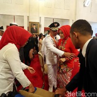 Bukan kali ini saja Bu Cinta memakai warna merah. Saat menyoblos di TPS beberapa waktu lalu, ia memilih pakai jersey merah dipadukan dengan hijab hijau. Foto: Rengga Sancaya