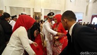 Momen saat Ridwan Kamil membantu sang istri untuk berdiri usai proses pelantikan Gubernur hasil Pilkada 2018 di Istana Negara.