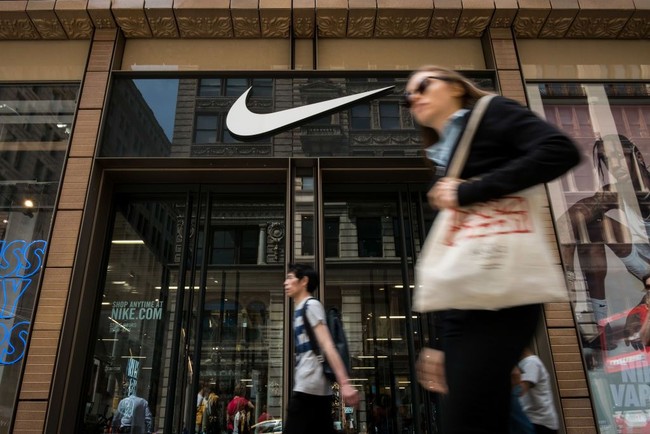 Saingan Adidas, Nike, menempati urutan nomor dua dalam daftar ini. Nike tidak hanya mendominasi pasar sepatu olahraga di Amerika Serikat tapi juga salah satu brand terkuat di dunia. Keuntungannya tahun ini mencapai USD 3 miliar. Foto: Getty Images