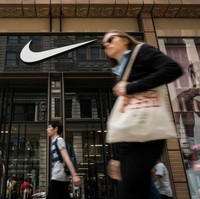 Saingan Adidas, Nike, menempati urutan nomor dua dalam daftar ini. Nike tidak hanya mendominasi pasar sepatu olahraga di Amerika Serikat tapi juga salah satu brand terkuat di dunia. Keuntungannya tahun ini mencapai USD 3 miliar. Foto: Getty Images