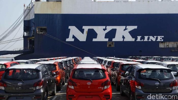Ratusan mobil merk Toyota yang siap di ekspor berada di Indonesia Kendaraan Terminal, Tanjung Priok,  Jakarta Utara, Rabu (5/9). Toyota Indonesia mencatat telah mengekspor total 1,38 juta unit kendaraan completely built up (CBU)‎ sejak mulai pengapalan Kijang generasi ketiga pada Agustus 1987 hingga Juli 2018.