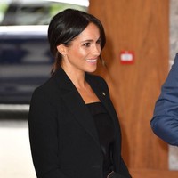  Salah satu riasan andalan Meghan Markle adalah memakai highlighter yang memberikan kilau sehat pada kulit wajahnya. Makeup artist langganannya Daniel Martin biasanya membubuhkan highlighter keemasan di bawah mata dan tulang pipi. Membuatnya wajahnya selalu photo ready saat dijepret kamera fotografer. Foto: Getty Images