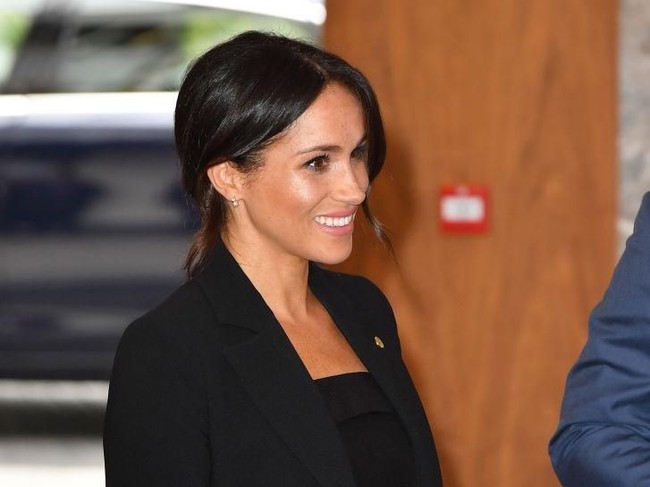  Salah satu riasan andalan Meghan Markle adalah memakai highlighter yang memberikan kilau sehat pada kulit wajahnya. Makeup artist langganannya Daniel Martin biasanya membubuhkan highlighter keemasan di bawah mata dan tulang pipi. Membuatnya wajahnya selalu photo ready saat dijepret kamera fotografer. Foto: Getty Images