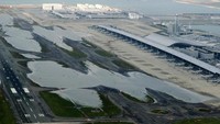 Topan Jebi juga memicu sejumlah kerusakan dan bahkan banjir di Bandara Kansai. Akibatnya, Bandara Kansai tidak beroperasi untuk sementara. Foto: AFP PHOTO/JIJI PRESS