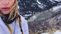 Pokoknya apa saja bisa jadi pilihannya berolahraga deh, termasuk main ski salju. Wiii! (Foto: Instagram/camilamorrone) 