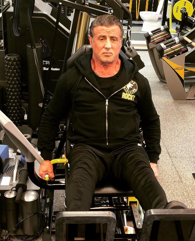 Seorang wanita menuduh Sylvester Stallone telah melakukan pelecehan seksual saat ia berusia 16 tahun. Peristiwa terjadi pada 1986, ketika Stallone memaksanya berhubungan seks dengan dia dan pengawal pribadinya. Stallone bersikeras tuduhan itu tidak benar. Foto: Instagram/officialslystallone