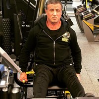 Seorang wanita menuduh Sylvester Stallone telah melakukan pelecehan seksual saat ia berusia 16 tahun. Peristiwa terjadi pada 1986, ketika Stallone memaksanya berhubungan seks dengan dia dan pengawal pribadinya. Stallone bersikeras tuduhan itu tidak benar. Foto: Instagram/officialslystallone