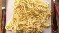 Gimana ya rasanya kalau disuguhkan seporsi spaghetti seperti ini? Yakin mau dimakan? Seorang seniman membuat gambar gaun wanita menggunakan spaghetti. Foto: Istimewa