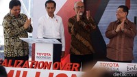 Presiden Joko Widodo menghadiri acara perayaan 30 tahun ekspor Toyota Indonesia tembus 1 juta unit di Terminal Kendaraan Tanjung Priok, Jakarta Utara, Rabu (5/9).