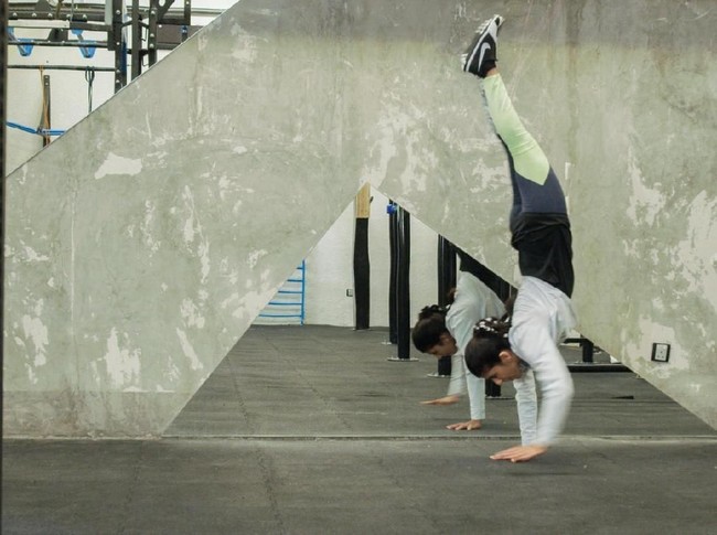 Maksud hati ingin menampilkan potret wanita muslim modern yang tak lagi terkekang, Nike malah dikritik habis-habisan.  Iklan ini gagal total. Ini bukan representasi yang sebenarnya dari perempuan Arab Muslim. Kami tidak pakai hijab dan lari di jalanan. Nike seharusnya malu, ujar seorang netizen seperti dikutip BBC. (Foto: Dok. Nike)