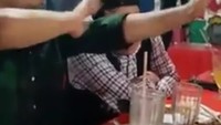 Makan di warung tenda juga tak masalah bagi Emmeril dan keluarga. Saat itu Emmeril terlihat tengah bergoyang karena ayah dan ibunya menyanyikan lagu Ku Tak Bisa milik Slank. Foto: Instagram ataliapr