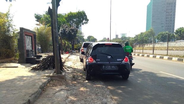 Trotoar di Jalan TB Simatupang, Cilandak, Jaksel