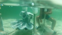 Proses pembentukan garam tersebut terjadi saat sebuah kerangkan yang telah didesain oleh Landau dimasukkan ke dalam perairan Laut Mati dan direndam selama beberapa waktu untuk membentuk kristal-kristal garam menjadi sebuah karya seni. Proses pembuatan karya seni dari garam itu pun dapat terjadi karena air di Laut Mati memiliki kadar salinitas lebih besar dari 40%. Nir Elias/Reuters.