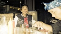 Kali ini Emmeril makan bersama sang ayah di salah satu restoran keluarga wilayah Bandung. Duh, ekspresinya terlihat sangat senang, ya. Foto: askfm @EmmerilKahnM  
