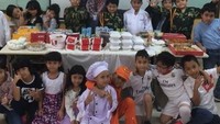 Ada acara sama teman2 di sekolah, tulis Ivan di keterangan foto. Semua siap melahap makanan yang sudah tersaji di meja. Ada fried chicken, donat hingga pizza. Foto: Instagram ivanderdamares