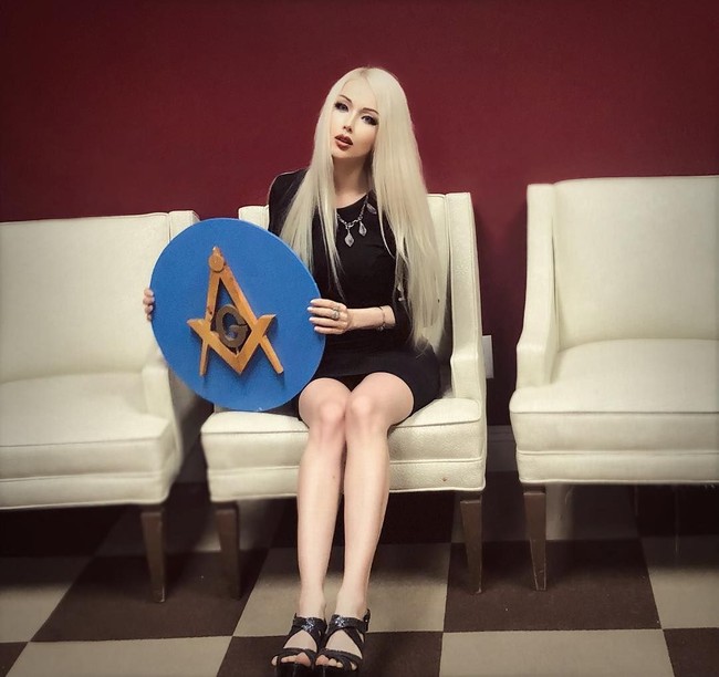  Tampilan tubuh wanita asal Ukraina ini jadi terlihat ekstrem karena payudaranya yang cukup besar namun tubuhnya sangat kurus. Foto: Instagram