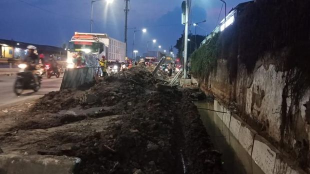 Di titik-titik tertentu tidak ada pengamanan untuk galian tersebut