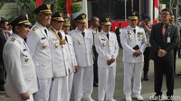 Tjahjo datang dengan mengenakan kemeja hitam. Sementara sejumlah gubernur dan wagub terpilih mengenakan pakaian serba putih yang dipakai saat pelantikan.