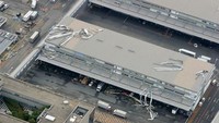 Situasi itu membuat 5 ribu penumpang yang telantar di Bandara Kansai, harus dievakuasi dengan kapal cepat. Penumpang lain yang telantar di bandara juga bisa dievakuasi dengan bus, yang akan melintasi jalur jembatan yang tidak rusak akibat hantaman kapal tanker. Foto: AFP PHOTO/JIJI PRESS