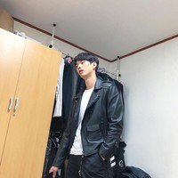 Kala memamerkan foto selfie di Instagram, banyak orang mengomentari ketampanan Sung Jin. Foto: Instagram @limsungjinn