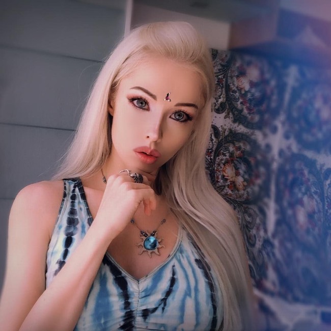 Model asal Ukraina Valeria Lukyanova sempat viral karena penampilannya yang mirip Barbie. Tak heran jika ia disebut sebagai manusia Barbie. Bagaimana penampilan Valerie jika tidak menggunakan makeup?  Foto: Instagram