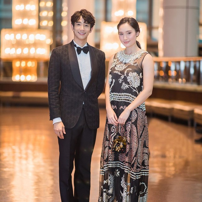 Gaun bermotif tenun Sumba seperti yang dipakai Tatjana Saphira ini memiliki keistimewaan. Tenun khas Sumba dikenal dengan motif-motif fauna yang mengisahkan tentang leluhur mereka. Dan untuk satu helai kain saja, proses pembuatannya bisa memakan waktu hingga setahun. Foto: Dok. Instagram Tatjana Saphira