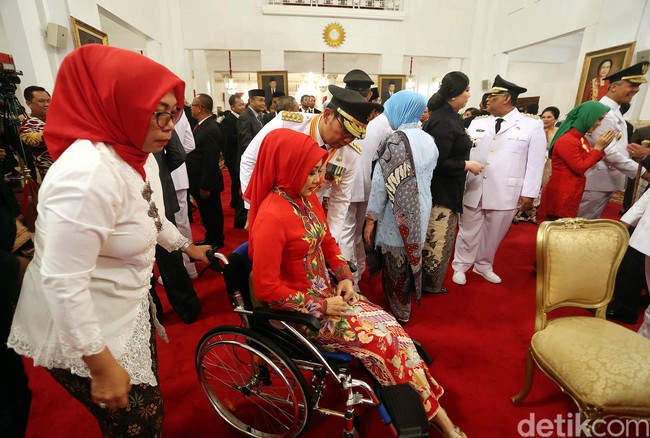 Kondisi Atalia memang sedang kurang fit. Belum lama ini ia menjalani operasi. Namun, meski sedang tidak terlalu sehat ia tetap menghadiri acara pelantikan sang suami menjadi Gubernur Jawa Barat. Foto: Rengga Sancaya