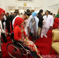 Kondisi Atalia memang sedang kurang fit. Belum lama ini ia menjalani operasi. Namun, meski sedang tidak terlalu sehat ia tetap menghadiri acara pelantikan sang suami menjadi Gubernur Jawa Barat. Foto: Rengga Sancaya