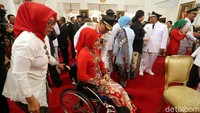 Meski Atalia masih belum fit dan tidak bisa berjalan, Emil tetap menyertakan istrinya untuk hadir. Sehingga digunakan kursi roda, agar sang istri tetap bisa ikut.