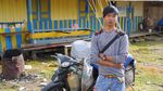 Foto: Perjuangan Pedagang Pegaf, Masuk Jurang Hingga Ditembak