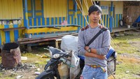 Ini Imam Saputro (25), ia adalah pedagang keliling dari Demak. Ia sudah 3 tahun berjualan di Anggi (Masaul/detikTravel)