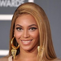 Inilah penampilan Beyonce setelah 10 tahun eksis di industri musik internasional. Wajah segar dan senyuman mengembang masih sama seperti dulu. Inilah penampilan Beyonce saat hadir di Grammy Awards 2010.  Foto: Getty Images