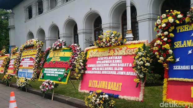 Karangan Bunga untuk Ridwan Kamil-Uu Mulai Banjiri Gedung Sate