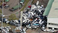 Angin kencang tersebut menghancurkan beberapa kendaraan milik warga di Kobe, prefektuy Hyogo, Rabu (5/9/2018). Jiji Press/AFP.