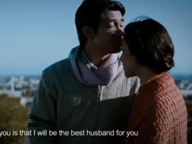 Akting Reza Rahardian dan Bunga Citra Lestari dalam film Habibie dan Ainun mampu memikat penonton. Reza Rahardian yang sukses dengan perannya sebagai BJ Habibie dan BCL sebagai Ainun. Mereka seolah membuat penonton terhanyut pada kisah cinta sesungguhnya dari BJ Habibie dan sang istri Foto: Youtube